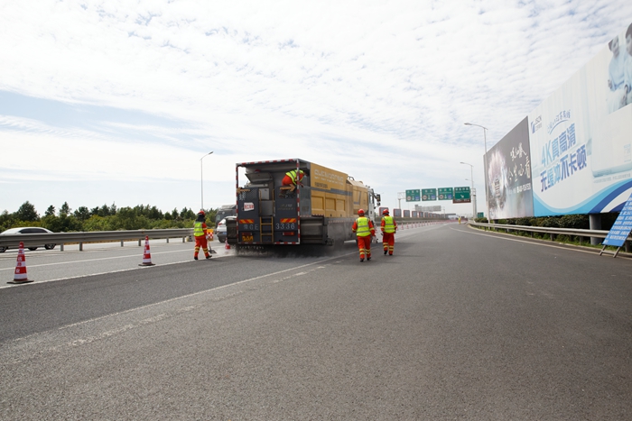2021年南京繞越高速精細(xì)抗滑保護(hù)層