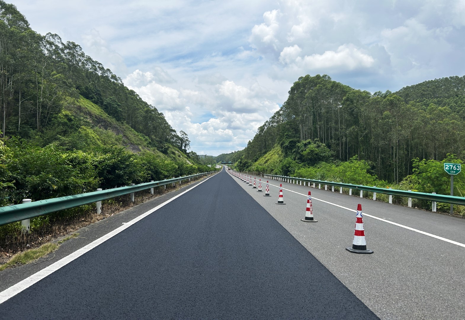 2024年廣西玉鐵路拌和型精細(xì)抗滑保護(hù)層